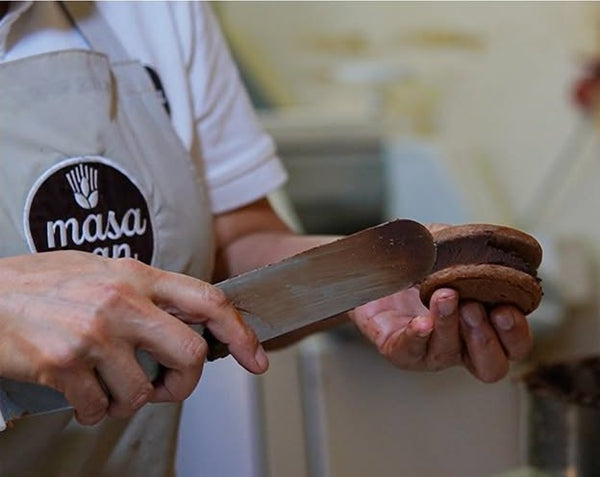 Alfajores rellenos a mano en Masapan