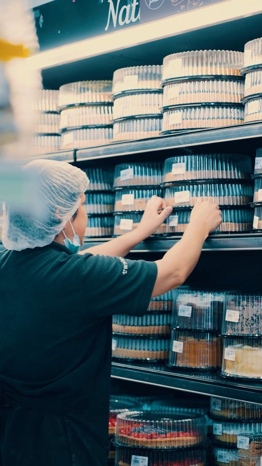 Equipo de Masapan ordenando la vitrina de pastelería