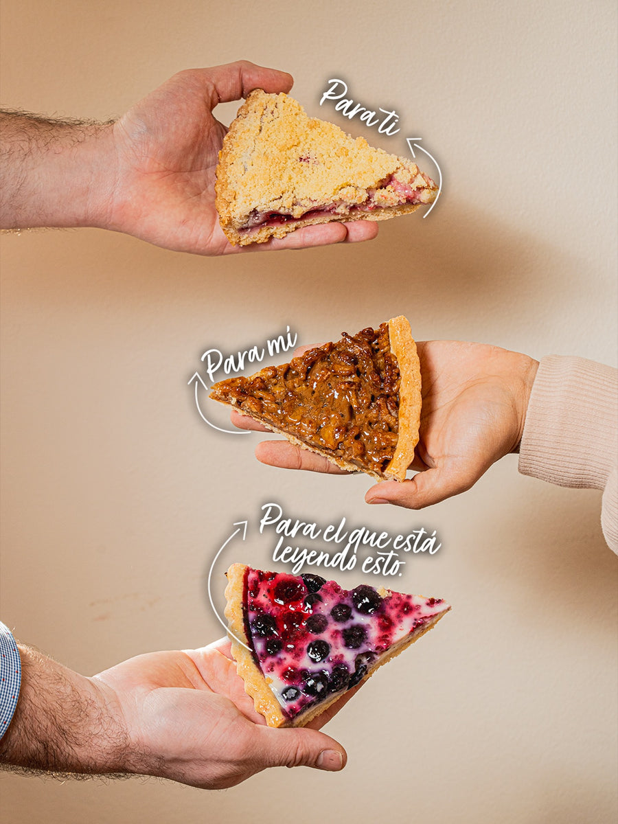 Manos sosteniendo trozos de kuchen
